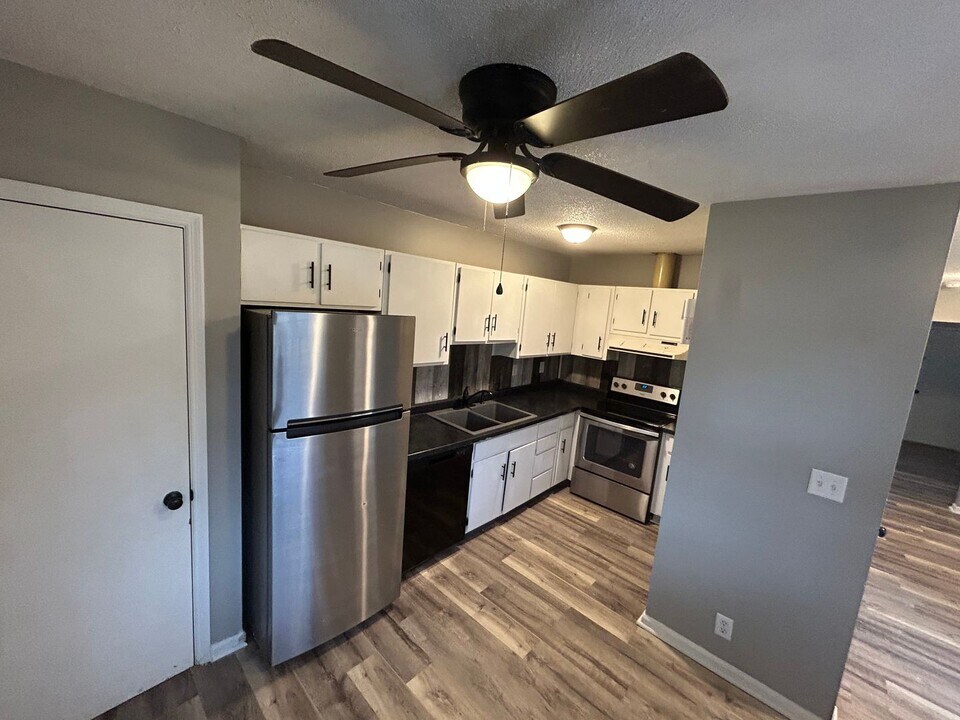 2709-2711 N Kaster Ct in Muncie, IN - Building Photo