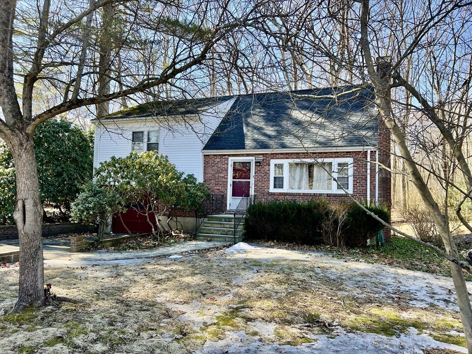 45 Maiden Ln in Wayland, MA - Building Photo