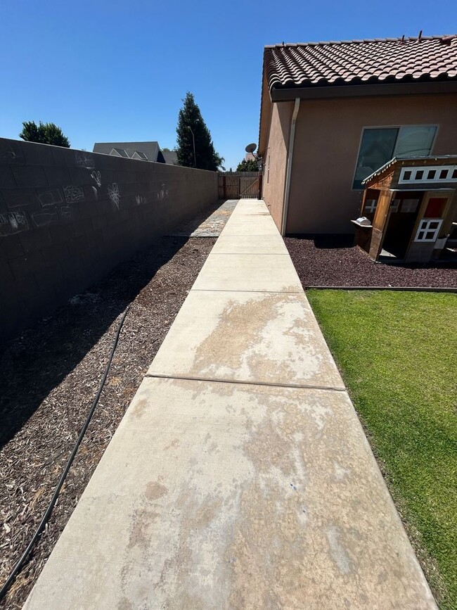 2185 Silverbrooke St in Kingsburg, CA - Building Photo - Building Photo