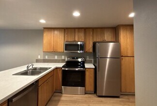 1172-1176-1176 Candlewood Dr NE in Keizer, OR - Building Photo - Building Photo