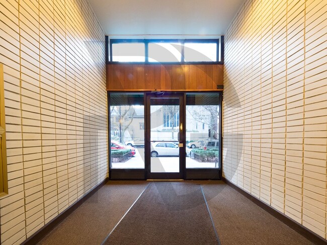 1427 N Dearborn St, Unit #1425-D2 in Chicago, IL - Building Photo - Building Photo