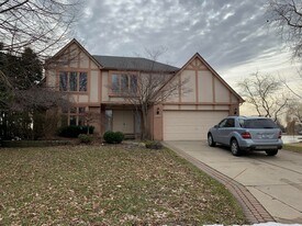 1698 Mackwood Rd in Rochester Hills, MI - Building Photo