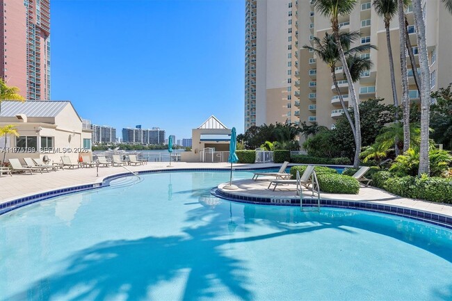 3340 NE 190th St in Aventura, FL - Foto de edificio - Building Photo