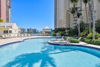 3340 NE 190th St in Aventura, FL - Foto de edificio - Building Photo