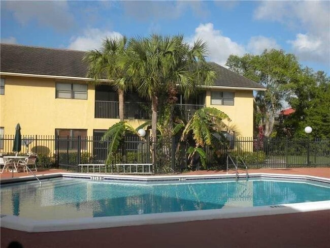 3021 Riverside Dr in Coral Springs, FL - Building Photo - Building Photo