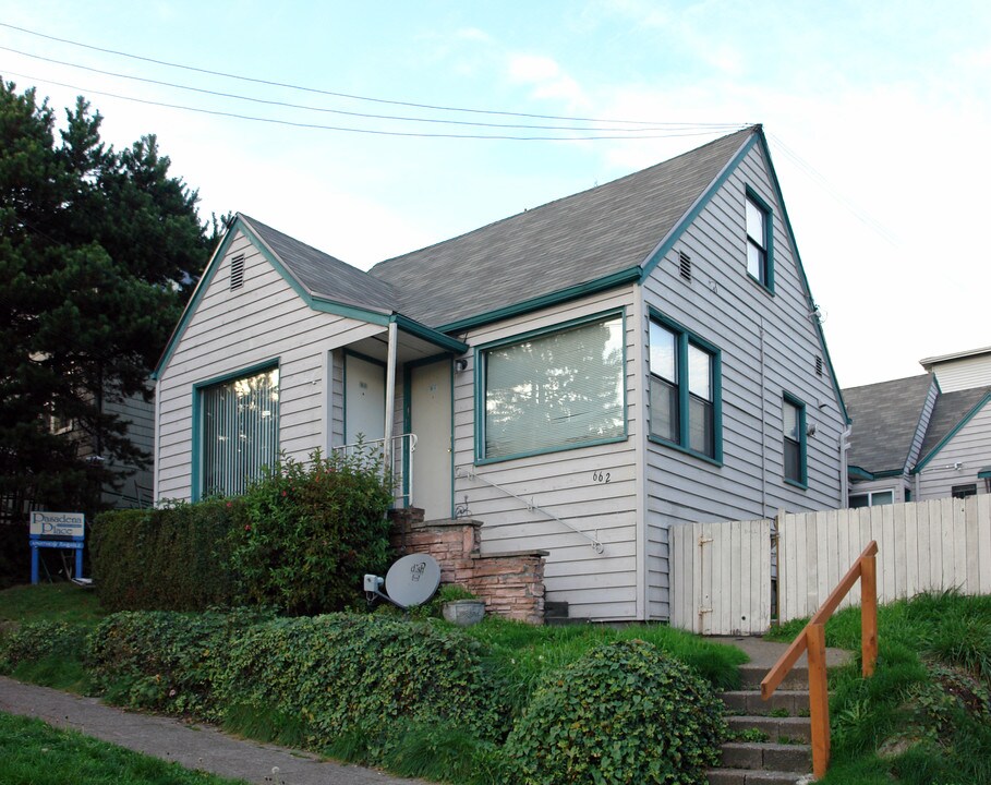 662 NE 42nd St in Seattle, WA - Building Photo