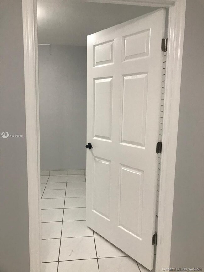 8625 NW 8th St-Unit -114 in Miami, FL - Building Photo - Building Photo