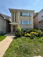 6241 W Montrose Ave in Chicago, IL - Foto de edificio - Building Photo