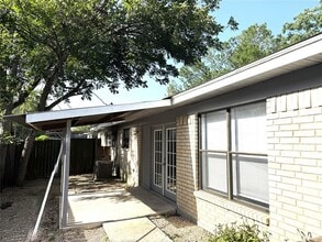 1130 Bois D'Arc St in Lockhart, TX - Building Photo - Building Photo
