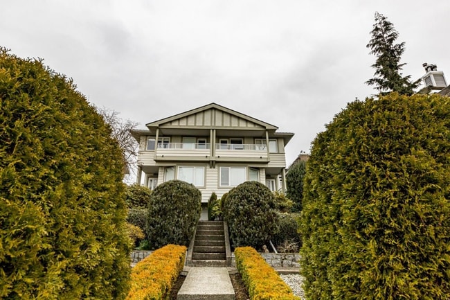 274 5th St E in North Vancouver, BC - Building Photo - Building Photo