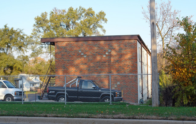 8248 S Archer Ave in Willow Springs, IL - Foto de edificio - Building Photo