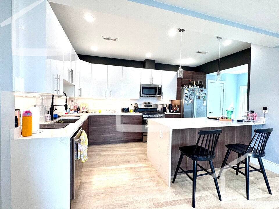 9 University Rd in Brookline, MA - Building Photo