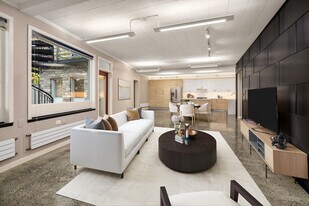 2562 Dexter Ave N in Seattle, WA - Building Photo