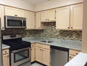 223 Waterford Dr in Edison, NJ - Building Photo - Building Photo