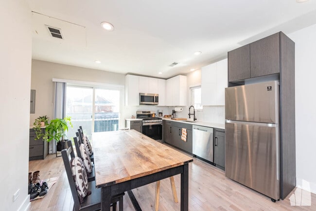 1013 W 18th St, Unit #  02 in Chicago, IL - Foto de edificio - Building Photo