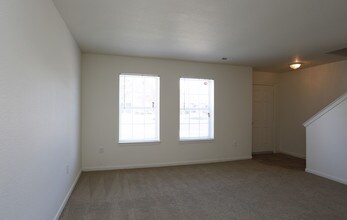 TYLERS CREEK TOWNHOMES in Fairfield, OH - Building Photo - Interior Photo
