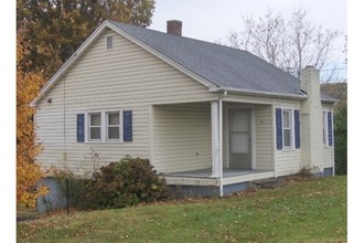 106 Hawaii Ln in Mount Airy, NC - Foto de edificio - Other