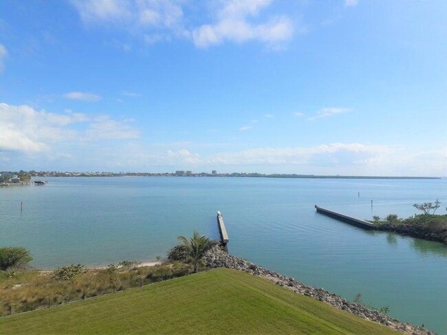 property at 4 Harbour Isle Dr E