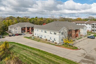 680 N Pleasant Hill Blvd in Pleasant Hill, IA - Foto de edificio - Building Photo