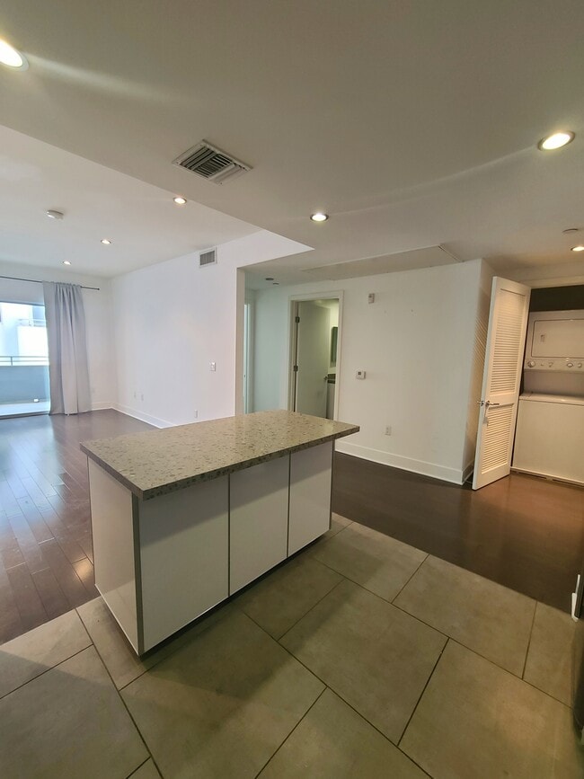 1730 SAWTELLE, Unit 304 in Los Angeles, CA - Foto de edificio - Building Photo