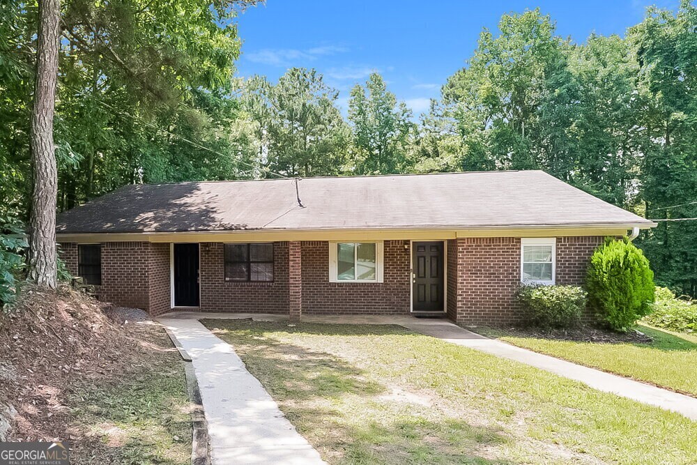 8375 Warren Dr in Douglasville, GA - Building Photo