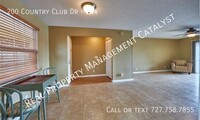 200 Country Club Dr in Largo, FL - Foto de edificio - Building Photo