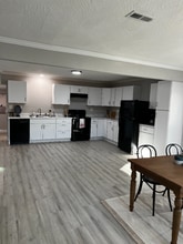 1477 E Lindberg St in Springfield, MO - Foto de edificio - Building Photo