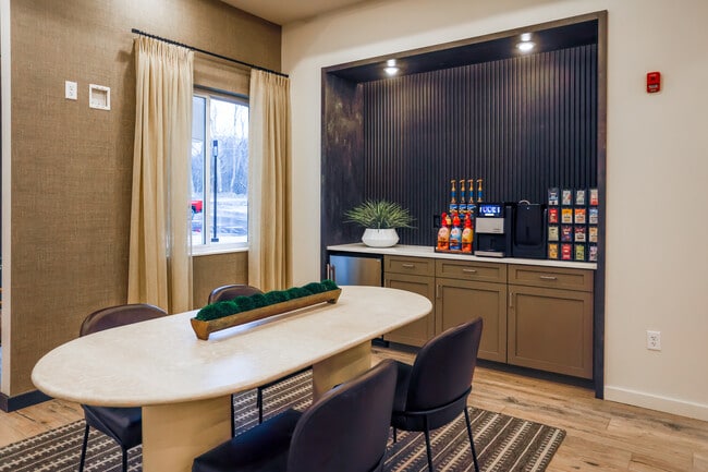 Apex Newbury in Bridgeville, PA - Foto de edificio - Lobby