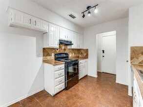 702 Brian Dr in Grand Prairie, TX - Building Photo - Building Photo