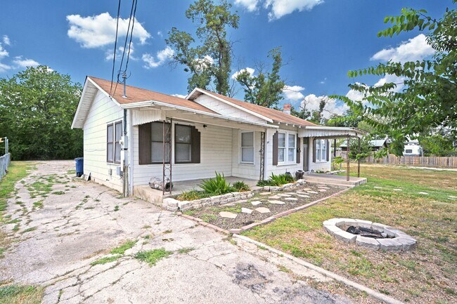 365 E Faust St in New Braunfels, TX - Building Photo - Building Photo