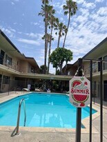 Collinswood Apartments in Tarzana, CA - Building Photo