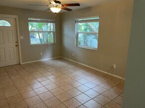 323 13th Ave NE, Unit 323 in St. Petersburg, FL - Foto de edificio - Building Photo