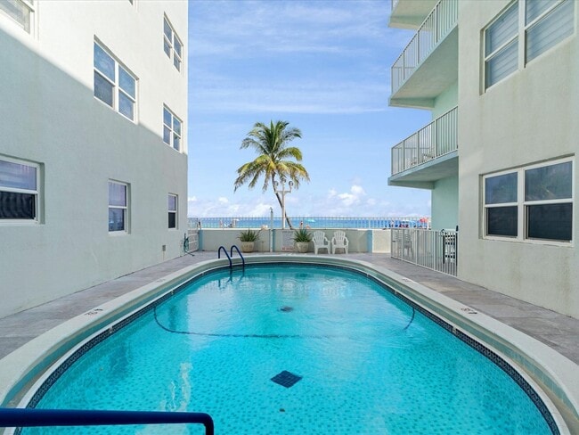 2600 N Surf Rd, Unit 302 in Hollywood, FL - Foto de edificio - Building Photo