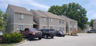 211 W Main St in Smithville, MO - Building Photo