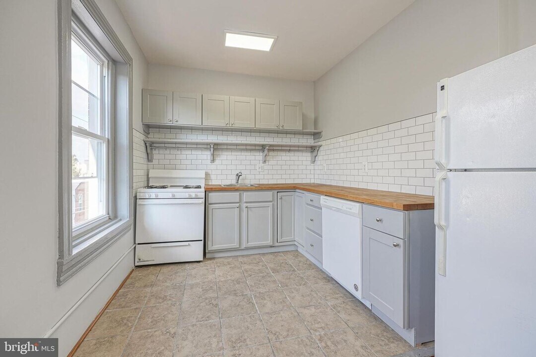 1525 Tasker St in Philadelphia, PA - Building Photo