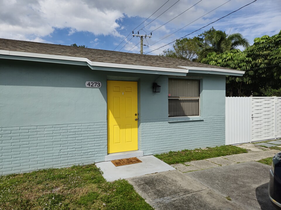 4273 Kent Ave, Unit 4273 in Lake Worth Beach, FL - Foto de edificio