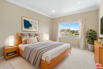 612 S Barrington Ave in Los Angeles, CA - Building Photo - Building Photo