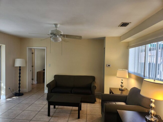 2310 Dewey St, Unit Middle in Hollywood, FL - Building Photo - Building Photo