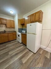 349 Pleasant St, Unit C-6 in Malden, MA - Foto de edificio - Building Photo