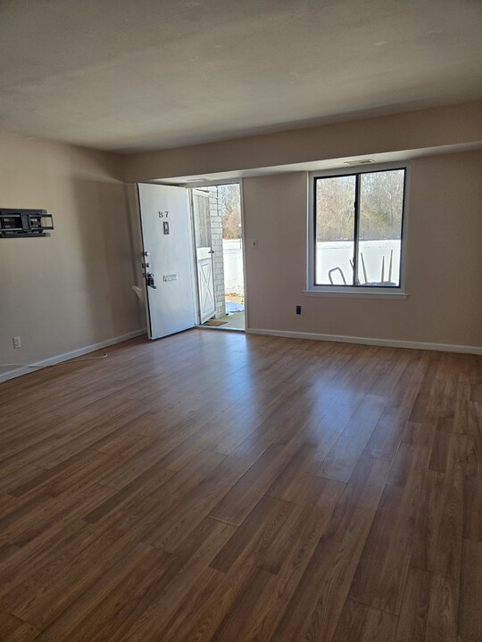 7 Boulder Ct in Coram, NY - Building Photo