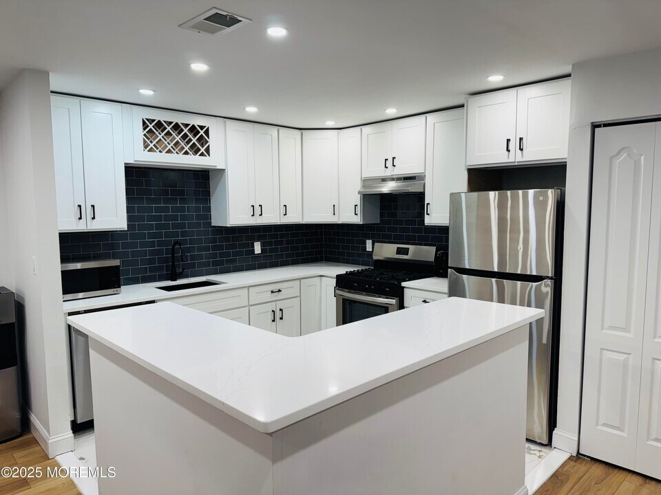 274 Gloucester Ct in Matawan, NJ - Building Photo