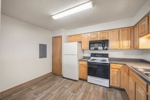 Clover Creek in Des Moines, IA - Building Photo