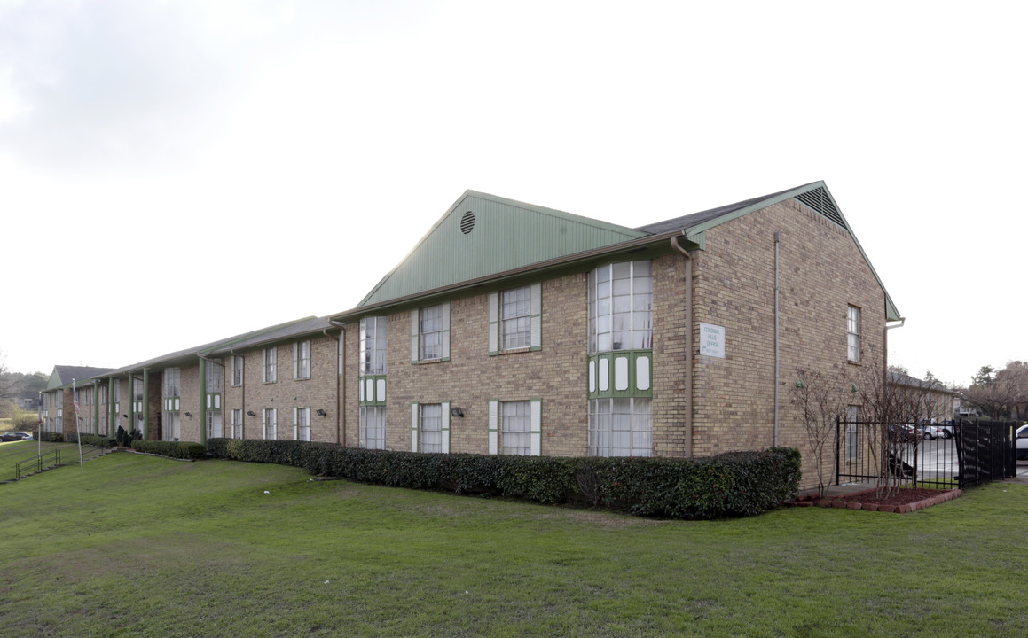 Colonial Hills in Dallas, TX - Building Photo