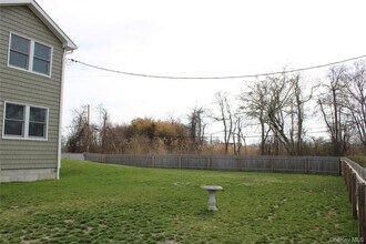 2 Lafayette Dr in Shirley, NY - Building Photo - Building Photo