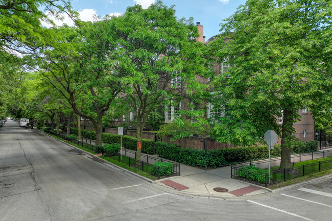 Menomonee Lane in Chicago, IL - Building Photo - Building Photo