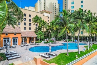 3330 NE 190th St in Miami, FL - Foto de edificio - Building Photo