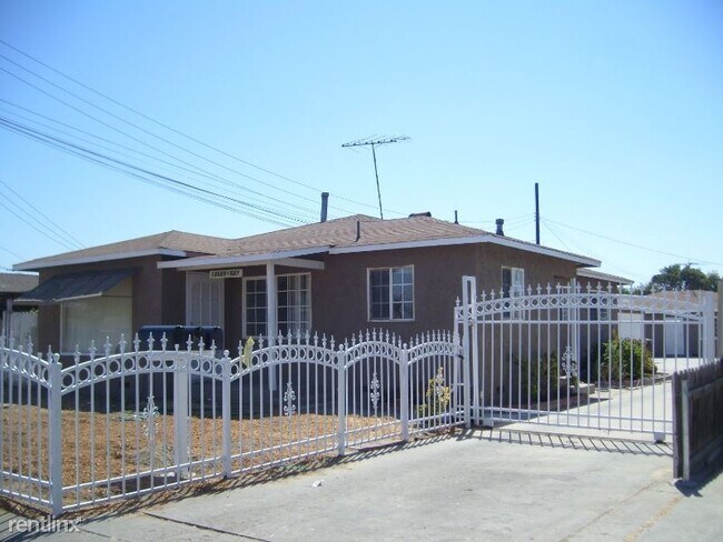 15627 Clark Ave in Bellflower, CA - Foto de edificio - Building Photo