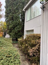 5025 S View Point Ter in Portland, OR - Foto de edificio - Building Photo