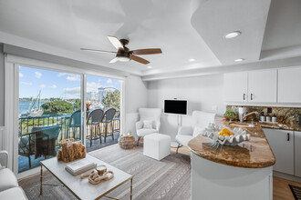1623 Glorietta Blvd in Coronado, CA - Building Photo - Building Photo