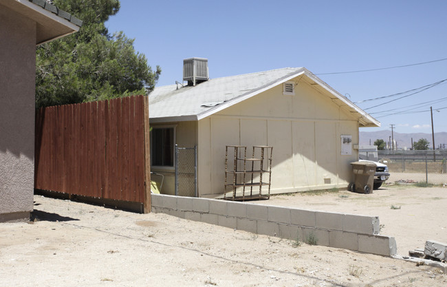 16585 Vine St in Hesperia, CA - Foto de edificio - Building Photo